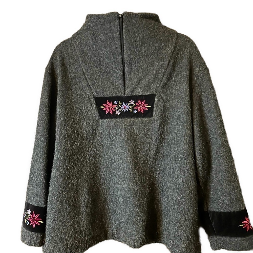 Samii Women’s Oversized Grey Black Embroidered Flowers 1/4 Zip Pullover Sz M